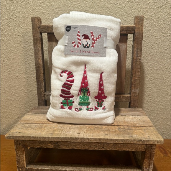 Christmas Gnome Bathroom Hand Towels Set Of 2, Gnomes Holding Christmas Presents - Picture 2 of 9